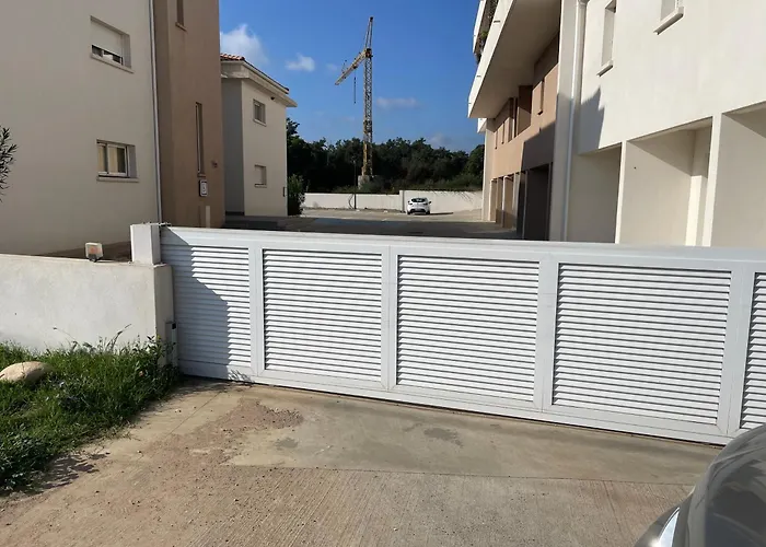 2 Piece Equipe Climatise Apartment *